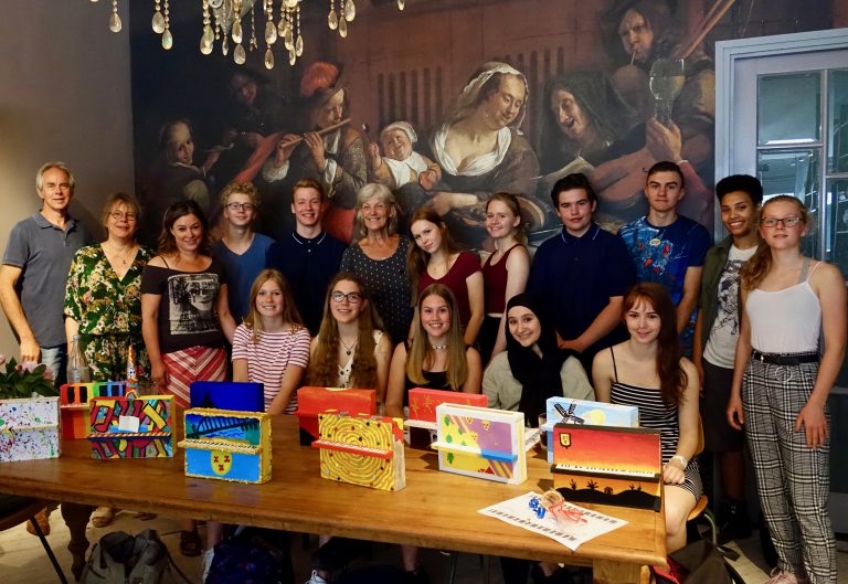 De leerlingen van het KWC met de jury en docent Hans Zoutewelle.